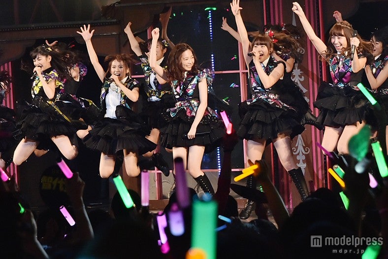 『メロンジュース』／左から：武藤十夢、高橋みなみ、島崎遥香、中西智代梨、小嶋陽菜