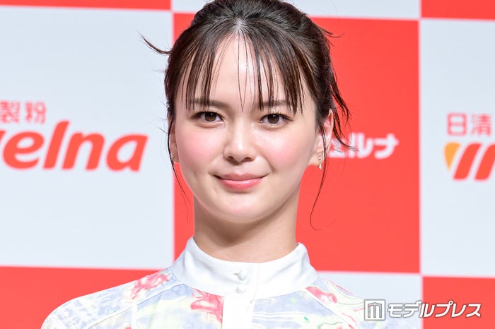 多部未華子、色白肌際立つ爽やかワンピース姿披露