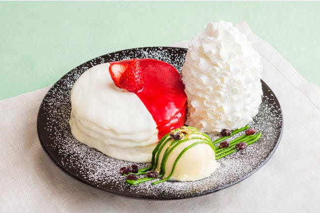 エッグスンシングス「ジャパンケーキ」紅白ソース×宇治抹茶生地の新作パンケーキ