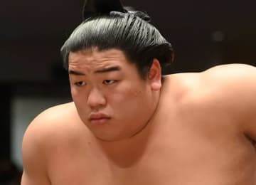 初場所で珍事 異例の時間差物言いに館内騒然 懸賞受け取った後に物言い NHK解説も困惑「勝ち名乗りを受けた後はダメだと。本当に珍しい」 結果は軍配通りで平戸海の勝ち