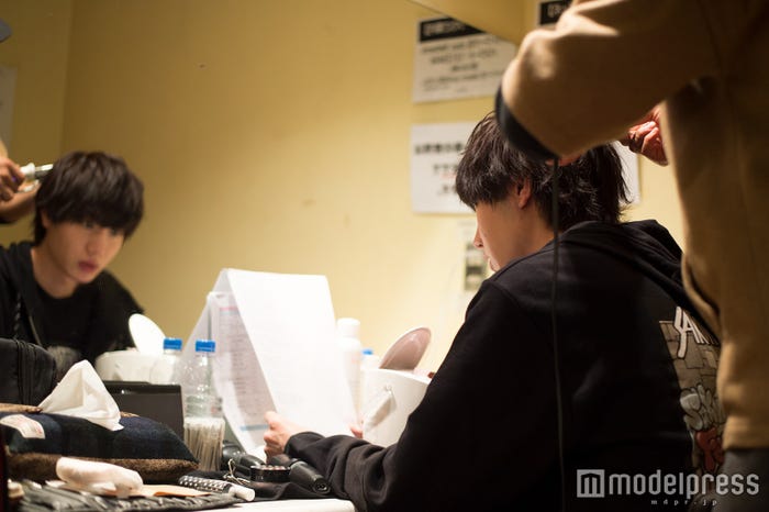 開演ギリギリまで歌詞などの最終確認を行っていた(C)モデルプレス
