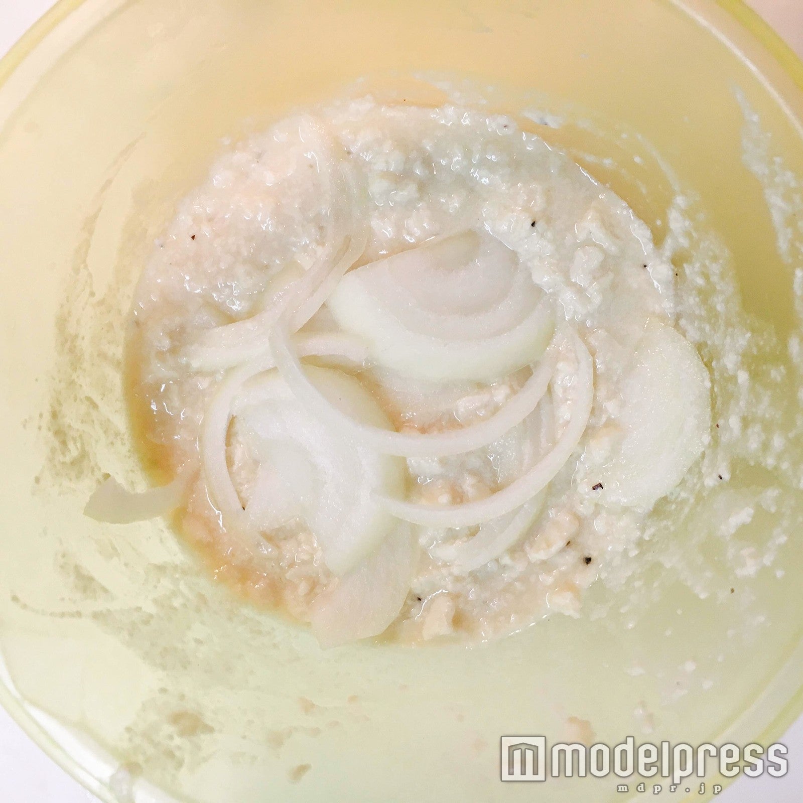 豆腐＆ルウに玉ねぎを加えて…／画像提供：柏原歩