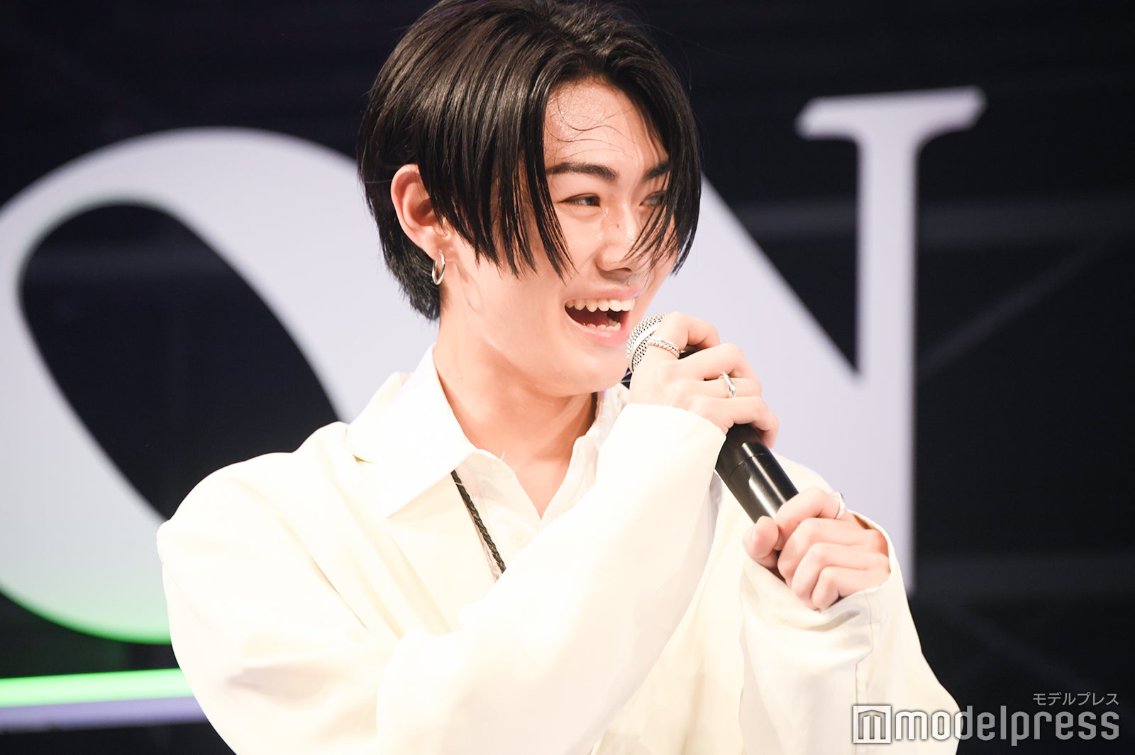 イジられ照れる鈴陽向（C）モデルプレス