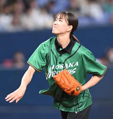 バレー女子 元日本代表の林琴奈が始球式 見事なノーバウンド投球に大歓声 3日前に結婚発表 笑顔振りまく