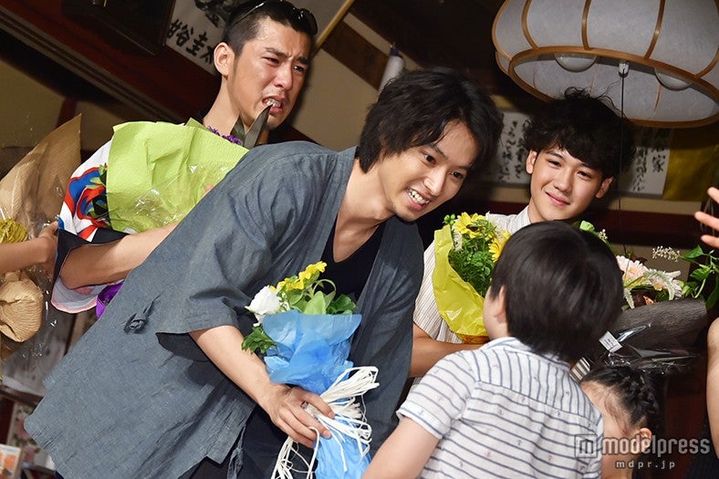 花束を受け取る山崎賢人