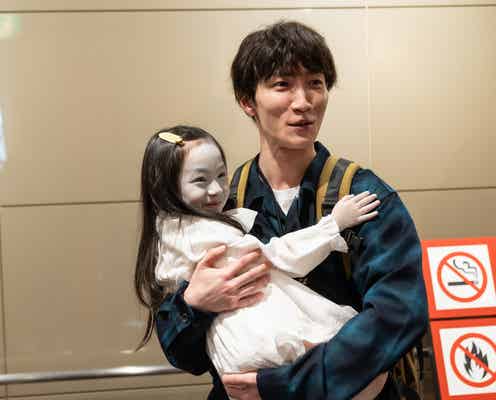 Snow Man渡辺翔太、“お化け役”子役と手繋ぎ・お姫様抱っこ…「事故物件ゾク 恐い間取り」メイキング写真解禁