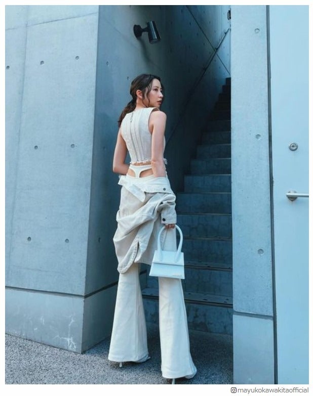 河北麻友子、“Tバックチラ見せ”？大胆なSEXYパンツスタイルに「着こなし流石」「腰の位置高すぎ」の声