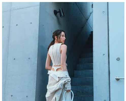 河北麻友子、“Tバックチラ見せ”?大胆なSEXYパンツスタイルに「着こなし流石」「腰の位置高すぎ」の声