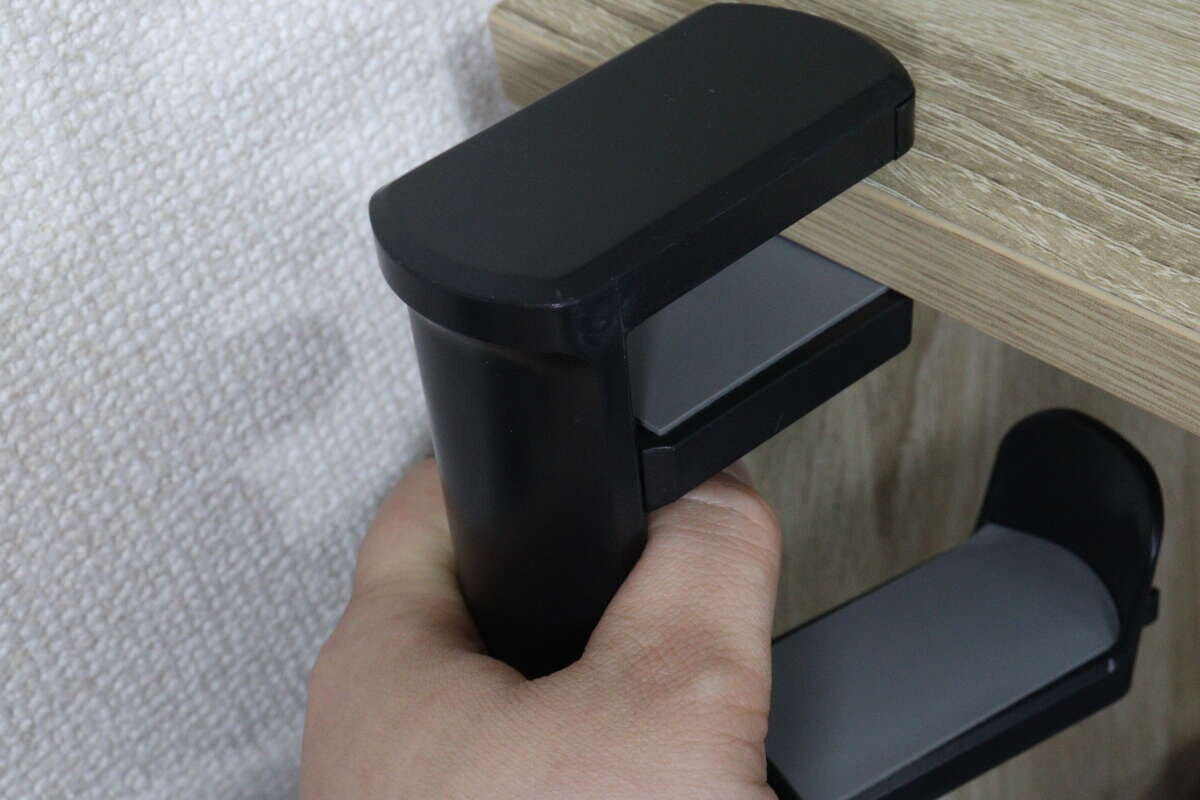 机下収納ヘッドホンホルダーブラック　取り付け