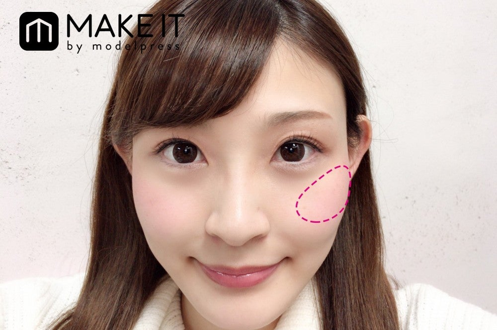 たまご型さんは基本の楕円チーク／【キャンメイク】「グロウフルールチークス」 “06ミルキーレッドフルール”使用 (C)メイクイット