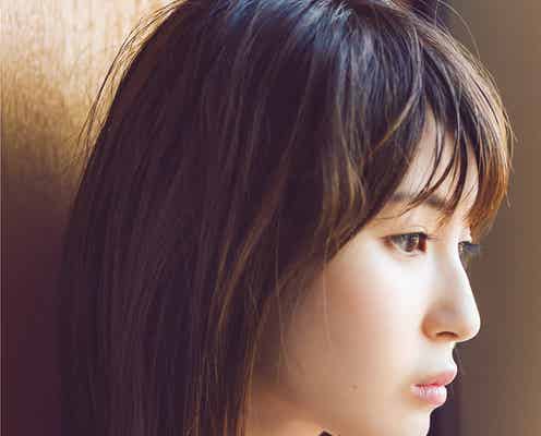 乃木坂46井上小百合、ランジェリーショット初挑戦の瞬間 美くびれ披露で緊張の面持ちも<写真集「存在」限定表紙解禁>
