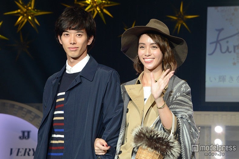 滝沢カレン（右）