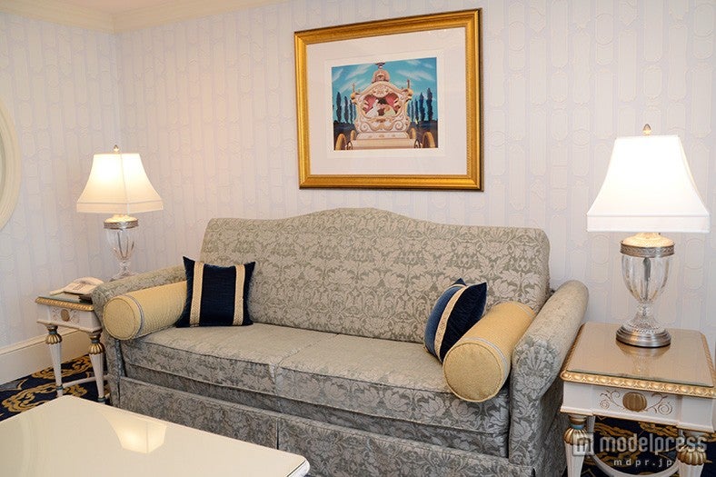 物語のワンシーンを描いた絵が飾られる