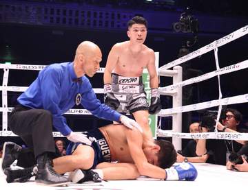 世界前哨戦で大波乱「立てないです。星が見えてます」坪井と対戦の元2階級王者・ゲバラが頭部衝突で立ち上がれず試合続行不可能に 担架で搬送 場内騒然 まさかの負傷ドロー決着に