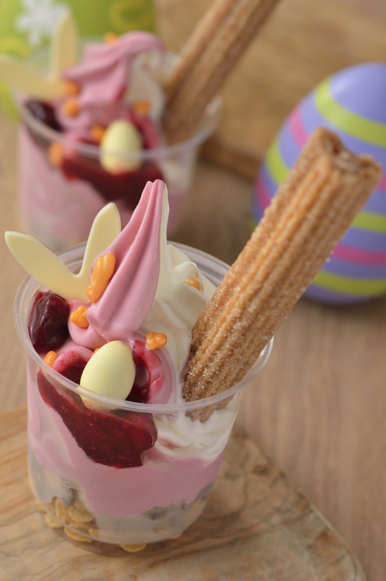 クリッターサンデー（ミッキーチュロス＆ミックスソフトクリーム）1個500円（C）Disney