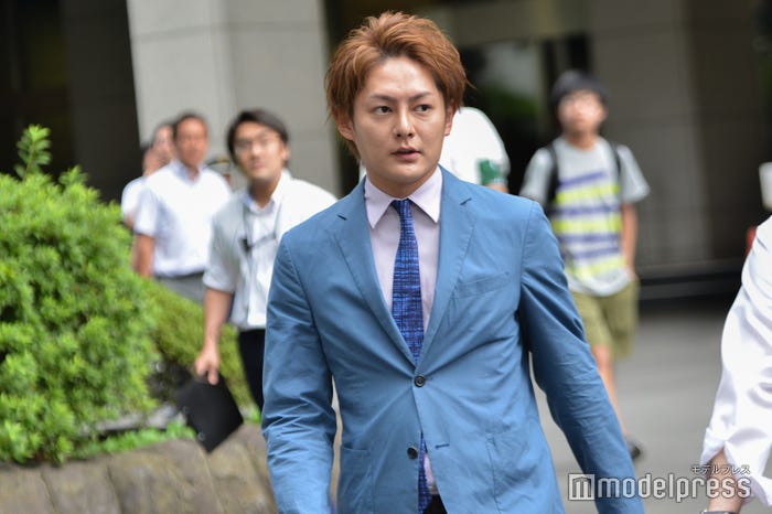 東京地裁を出る三崎優太/9月5日撮影 (C)モデルプレス