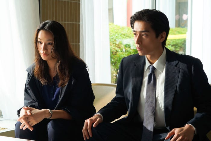 高橋メアリージュン、濱尾ノリタカ「ブラックポストマン」第2話より(C)テレビ東京