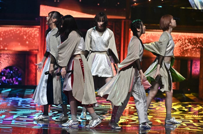 「レコ大」パフォーマンス時の豆柴の大群(C)TBS