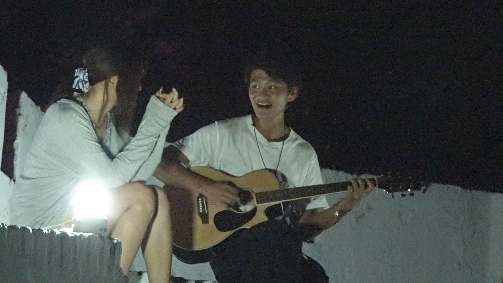 歌でかすがへの愛を伝えるシャイボーイ／「あいのり：Asian Journey」第21話より（C）フジテレビ