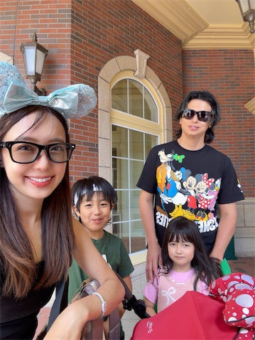 川崎希、39歳誕生日に"家族ディズニー" 仲良しショットに「素敵な家族」「可愛すぎ」 