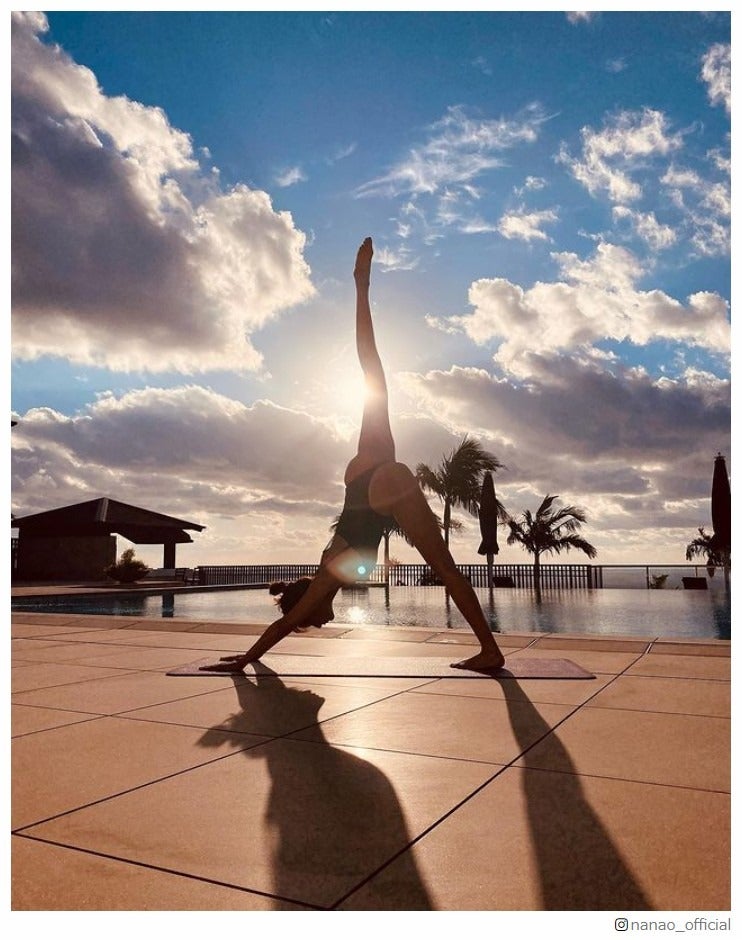 菜々緒、後光差す超絶スタイル 水着姿のヨガポーズが神々しい