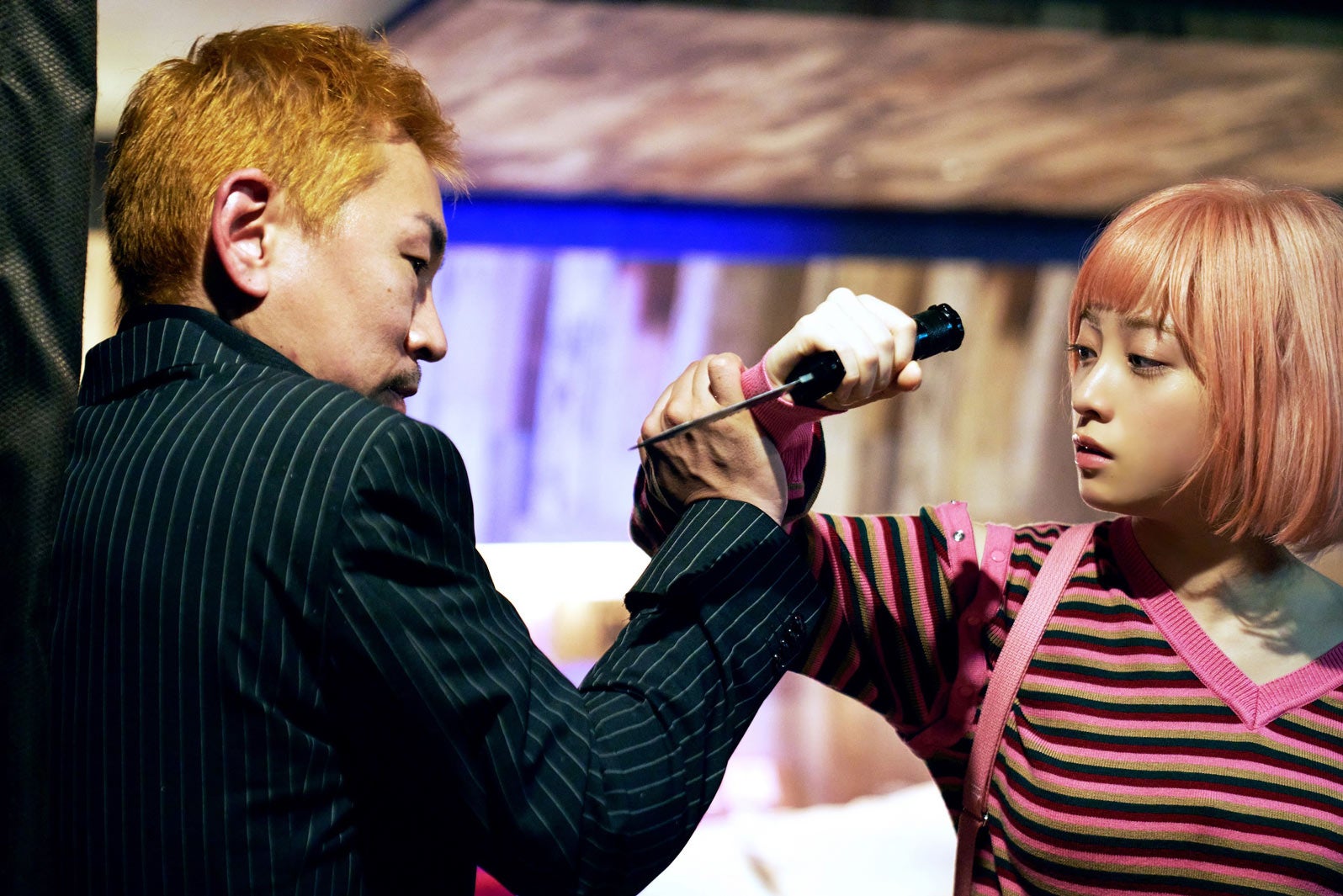 橋本環奈“今までで一番動いた”アクションシーンに本音「これはキツイ」現場レポ＆メイキングカット解禁＜バイオレンスアクション＞