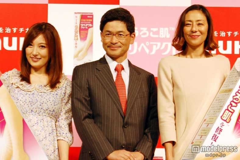 （左から）熊田曜子、池田模範堂社長・池田嘉津弘氏、RIKACO