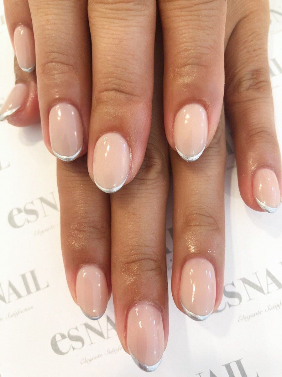 メタリックとヌーディーカラーで品の良さも個性も出して ／画像提供：esNAIL