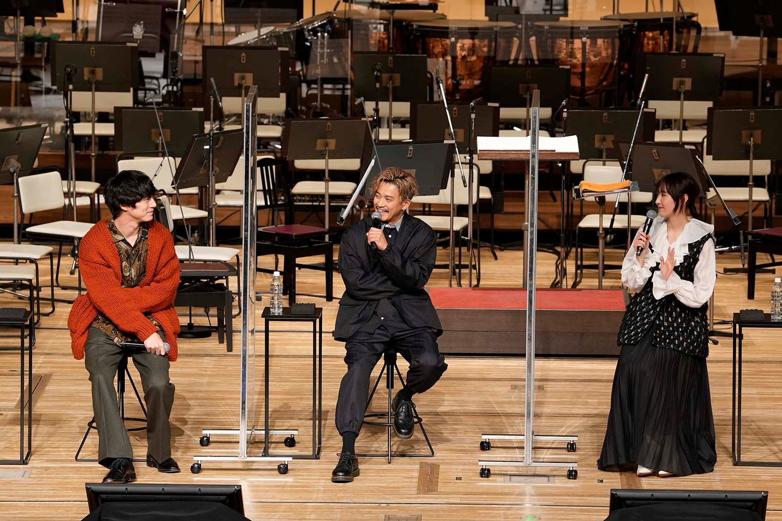 坂口健太郎、小栗旬、新垣結衣 （C）NHK