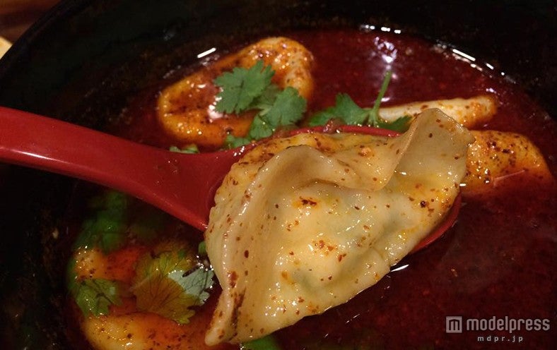 「モンゴリアンチャイニーズBAO」紅油水餃子／画像提供：AKASAKA HALLOWEEN 2015