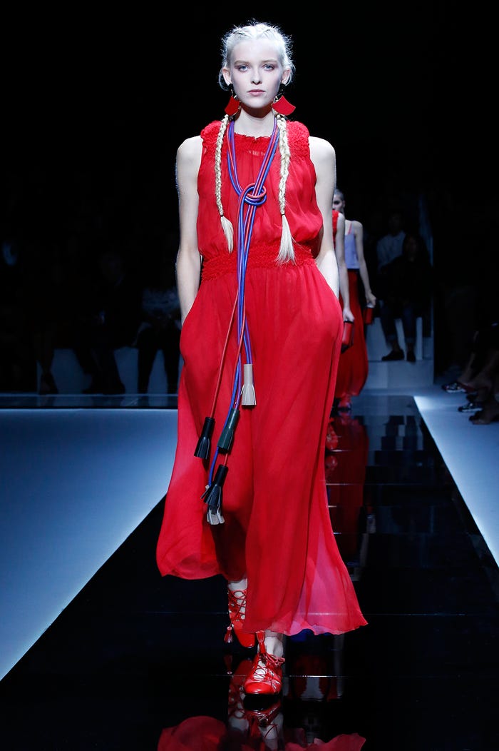 佐々木希が着用した「Emporio Armani」17年春夏ドレス(画像提供:GIORGIO ARMANI JAPAN)