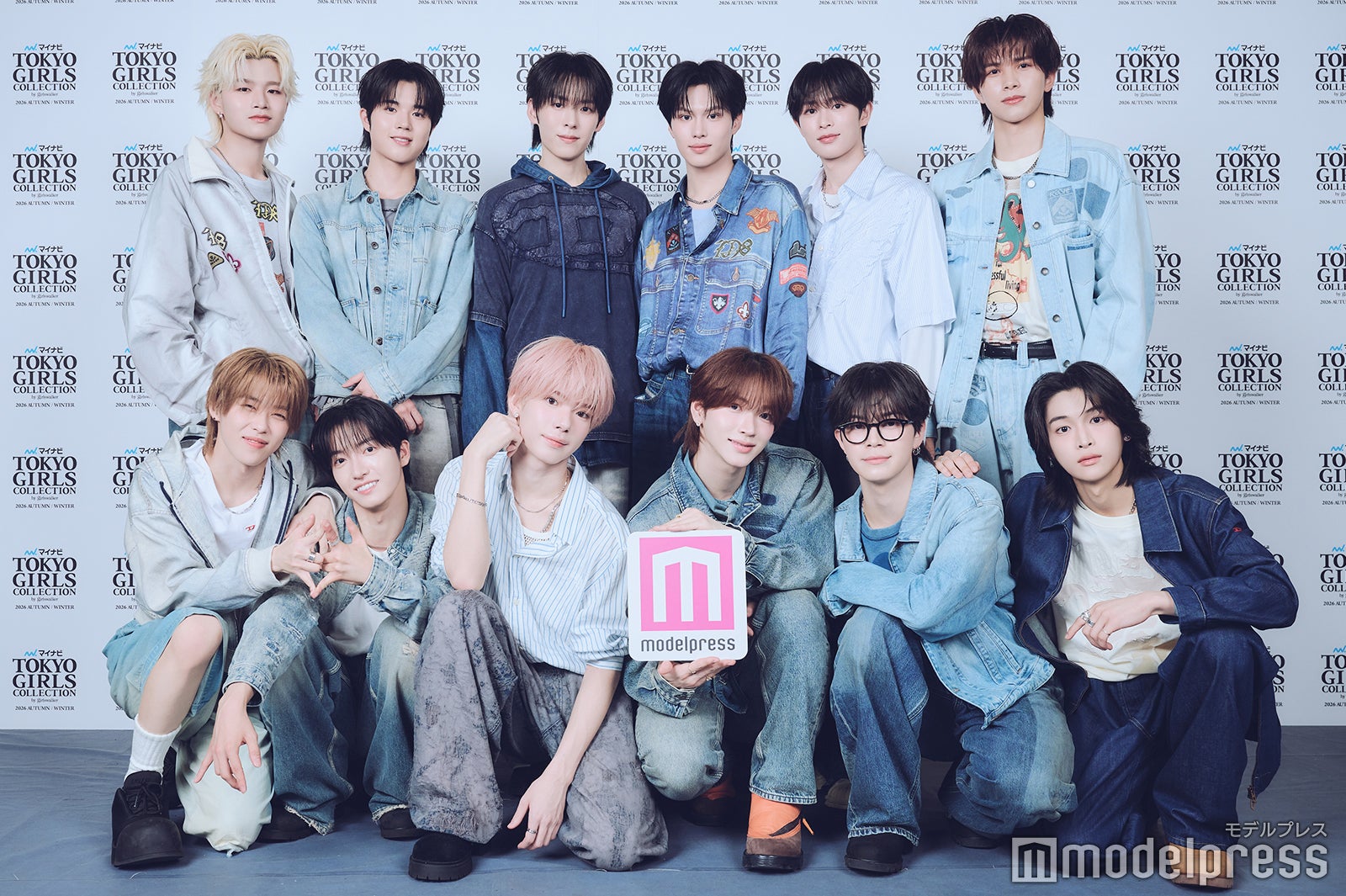 KO1KEYZ（後列）RYUJI、ISSA、SHINHAENG、YURA、RYOGA、YUKI（前列）TOWA、SIYOUNG、YOSHIKI、DAIKI、KOSUKE、KEITO（C）モデルプレス