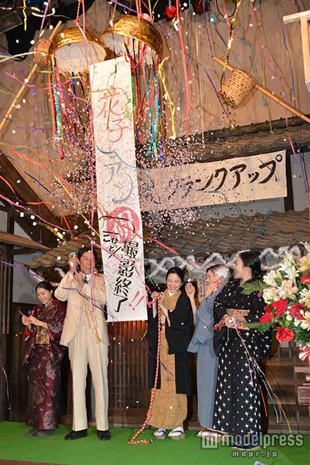 くす玉に感激するキャスト