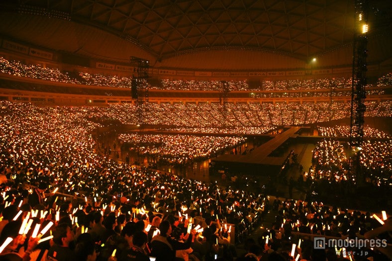 会場がオレンジペンライト一色に（C）AKS