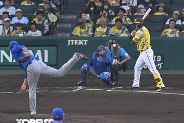 阪神・森下翔太 DeNA・藤浪の投球に踏み込まず 1、2打席目に抜け球相次ぐ 投球前に左足を引いて見送る場面も 3打席目は本塁から離れて立つ