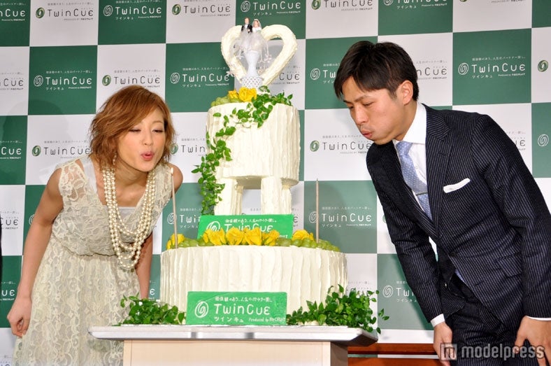 自分と似た価値観を持った男性とケーキのロウソクを消す西山茉希（写真右）