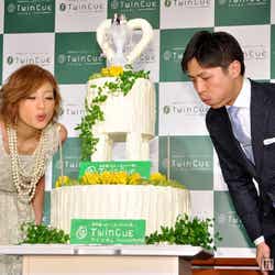 自分と似た価値観を持った男性とケーキのロウソクを消す西山茉希(写真右)