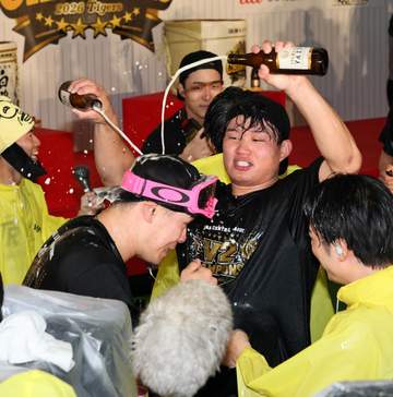 阪神歓喜のビールかけ 森下が佐藤輝に豪快ぶっかけ「届きそうで届かない！」猛省の才木には「もういいじゃん！もういいじゃん！」