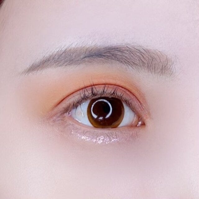 グリッターを適量にのせて可愛い目元が完成