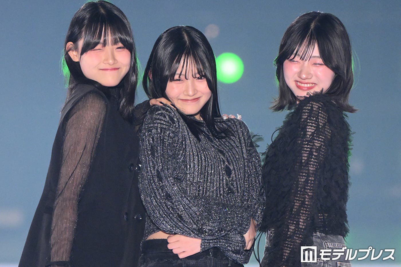 3姉妹YouTuberろこまこあこ、腕組み仲良しランウェイ ブラックコーデで揃える【関コレ2025S/S】 - モデルプレス