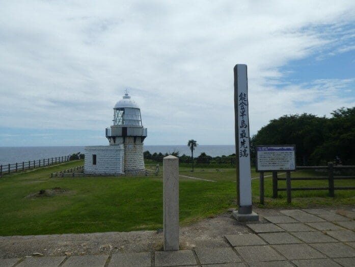 明治時代に造られた禄剛埼灯台。能登半島の最先端で沖合を航行する船の安全を支えています(2019年7月撮影)