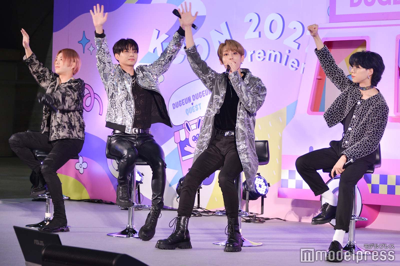 生歌つきで振りをレクチャーする本田康祐、中川勝就、浦野秀太、佐野文哉 （C）モデルプレス