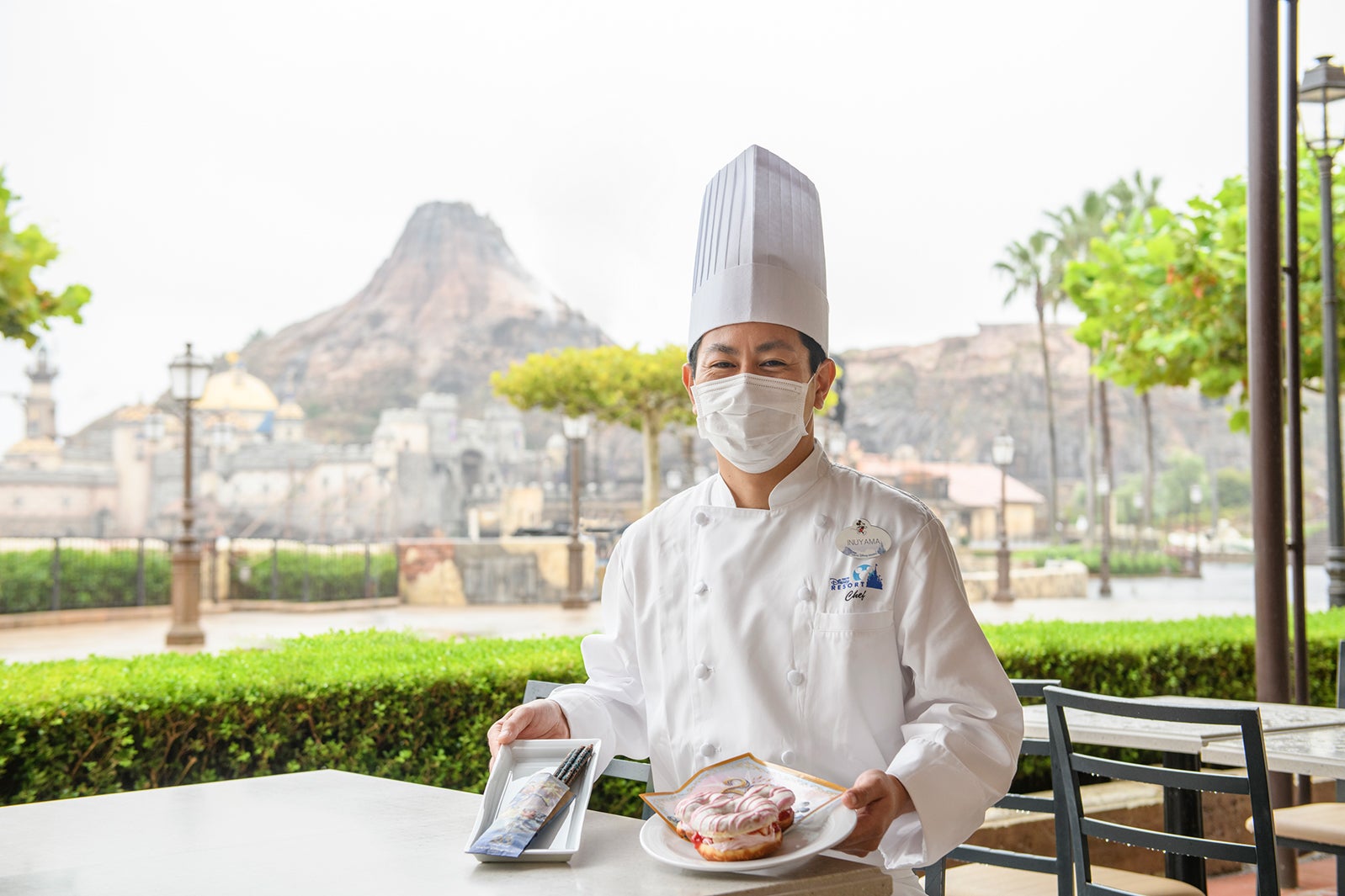 メニュー開発者／左：チュロス（フォンダンショコラ風）500円（提供店舗： オープンセサミ）、右：ストロベリードーナツ 800円（提供店舗：マンマ・ビスコッティーズ・ベーカリー）（C）Disney