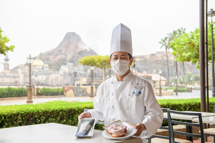 メニュー開発者/左:チュロス(フォンダンショコラ風)500円(提供店舗: オープンセサミ)、右:ストロベリードーナツ 800円(提供店舗:マンマ・ビスコッティーズ・ベーカリー)(C)Disney