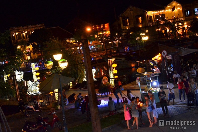 お店のテラス席から見るホイアンの夜景