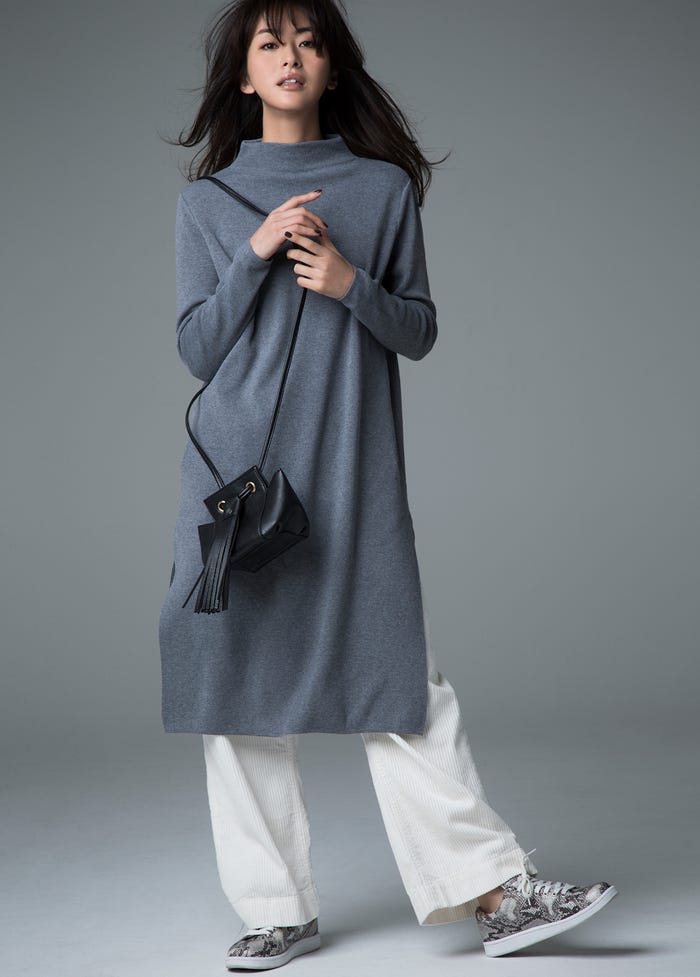 総針ボトルネックスリットワンピース¥2,990、太コールハイウエストワイドパンツ¥4,990、タッセルミニバッグ¥4,590、レディースレースアップスニーカー¥6,990/以上AMERICAN HOLIC(C)TOPLOG