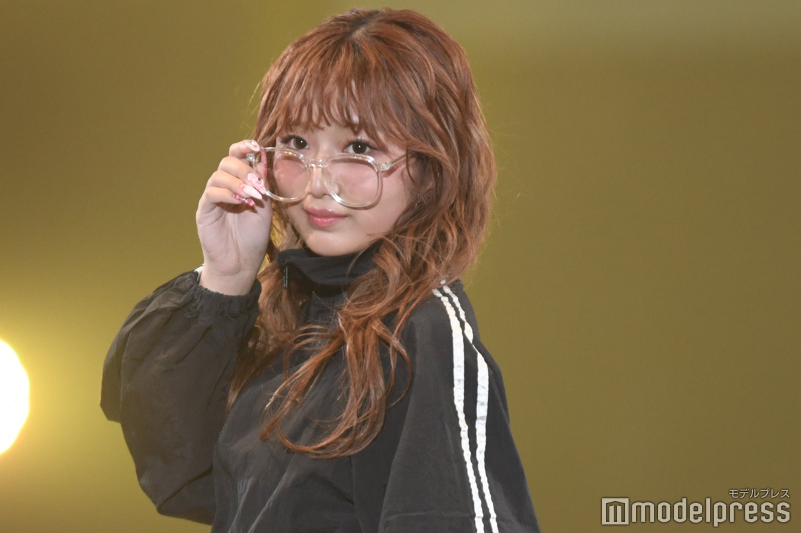 辻ちゃん長女・希空（のあ）雰囲気ガラリ カーリーヘア×メガネ外す仕草がクール【サツコレ2025S/S】