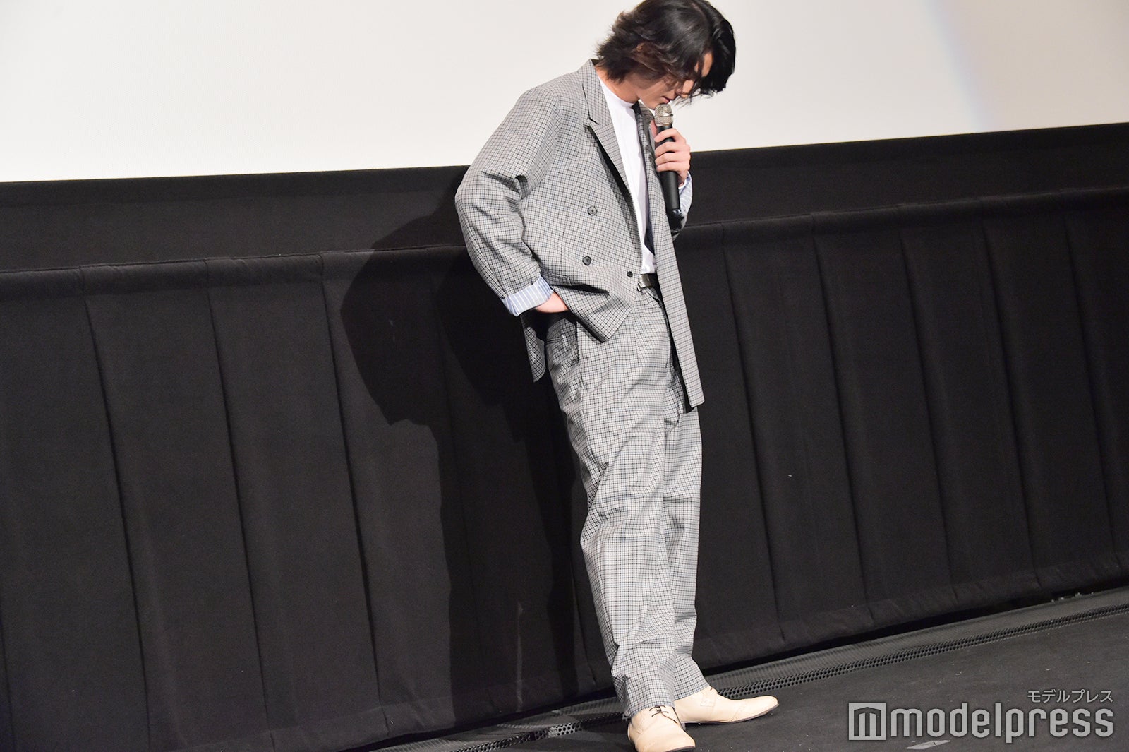 グループで遊園地に行って、2人きりになったという設定／伊藤健太郎 （C）モデルプレス