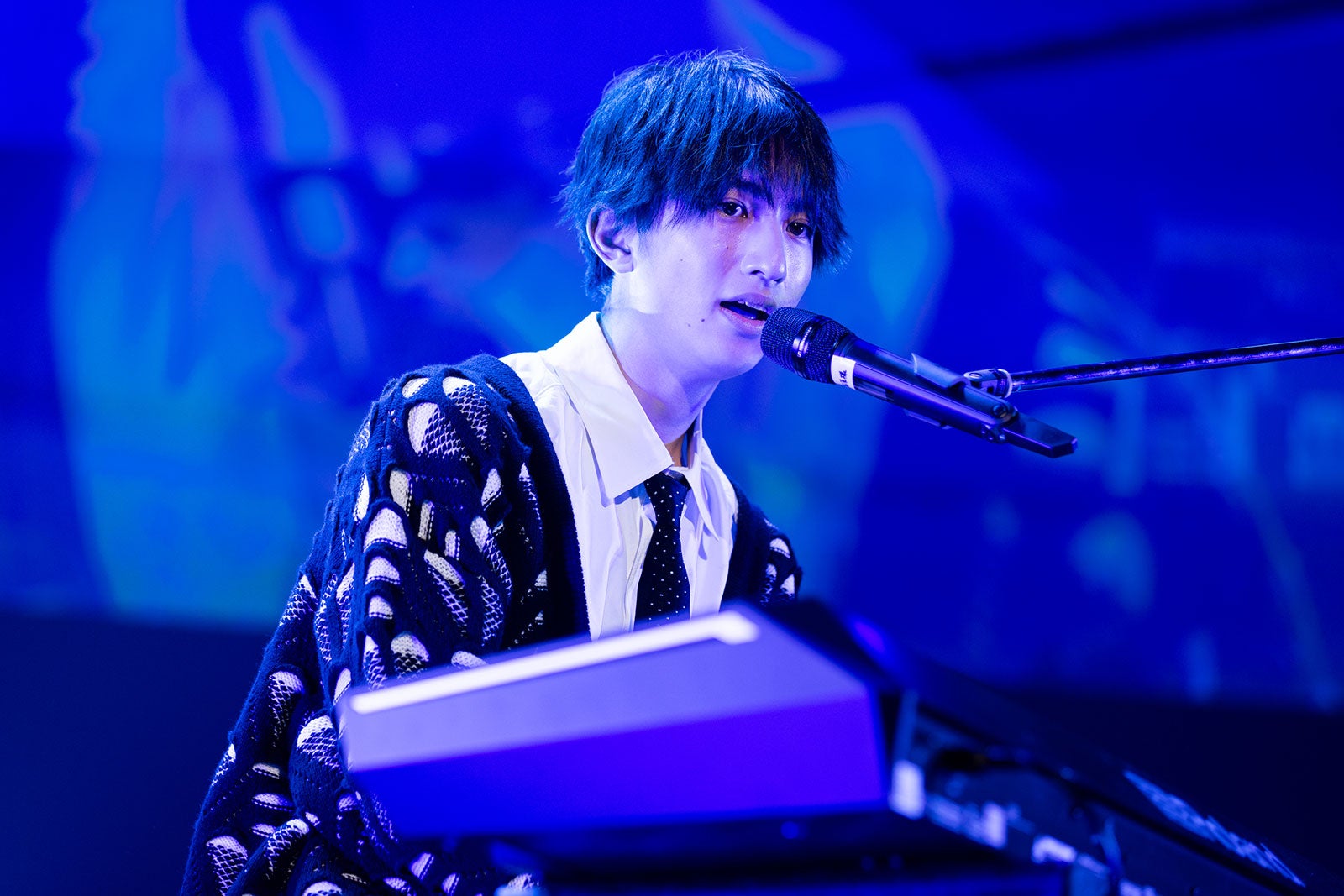 「花束のかわりにメロディーを／清水翔太」をピアノ弾き語りで披露する石原颯也（提供写真）