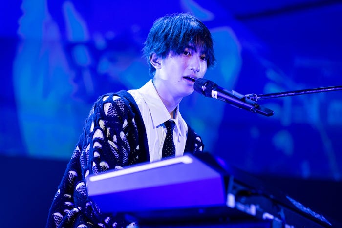 「花束のかわりにメロディーを/清水翔太」をピアノ弾き語りで披露する石原颯也(提供写真)